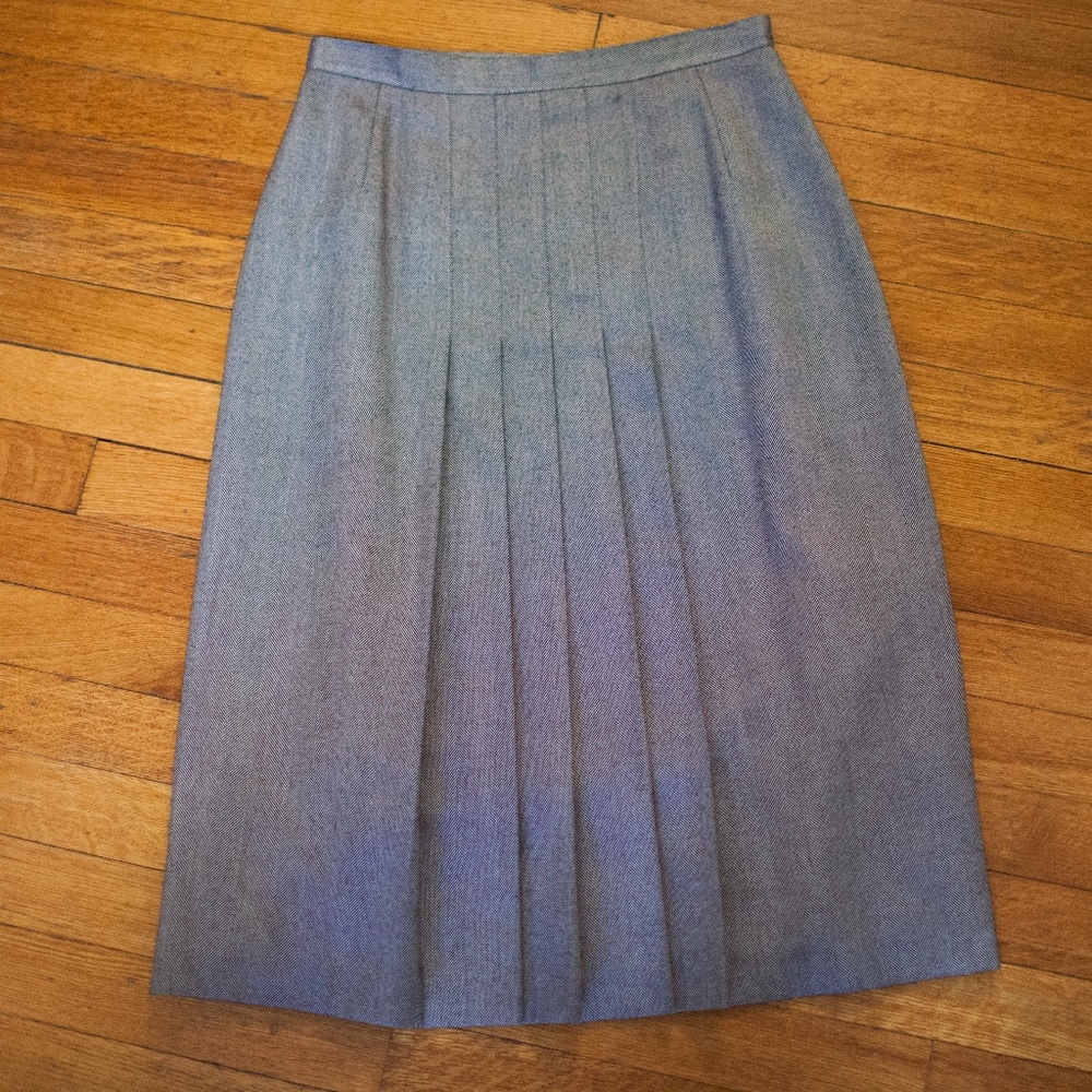 Anne Klein RN 50610-Vintage Pleated Grey Skirt-Mid Length-Size 10